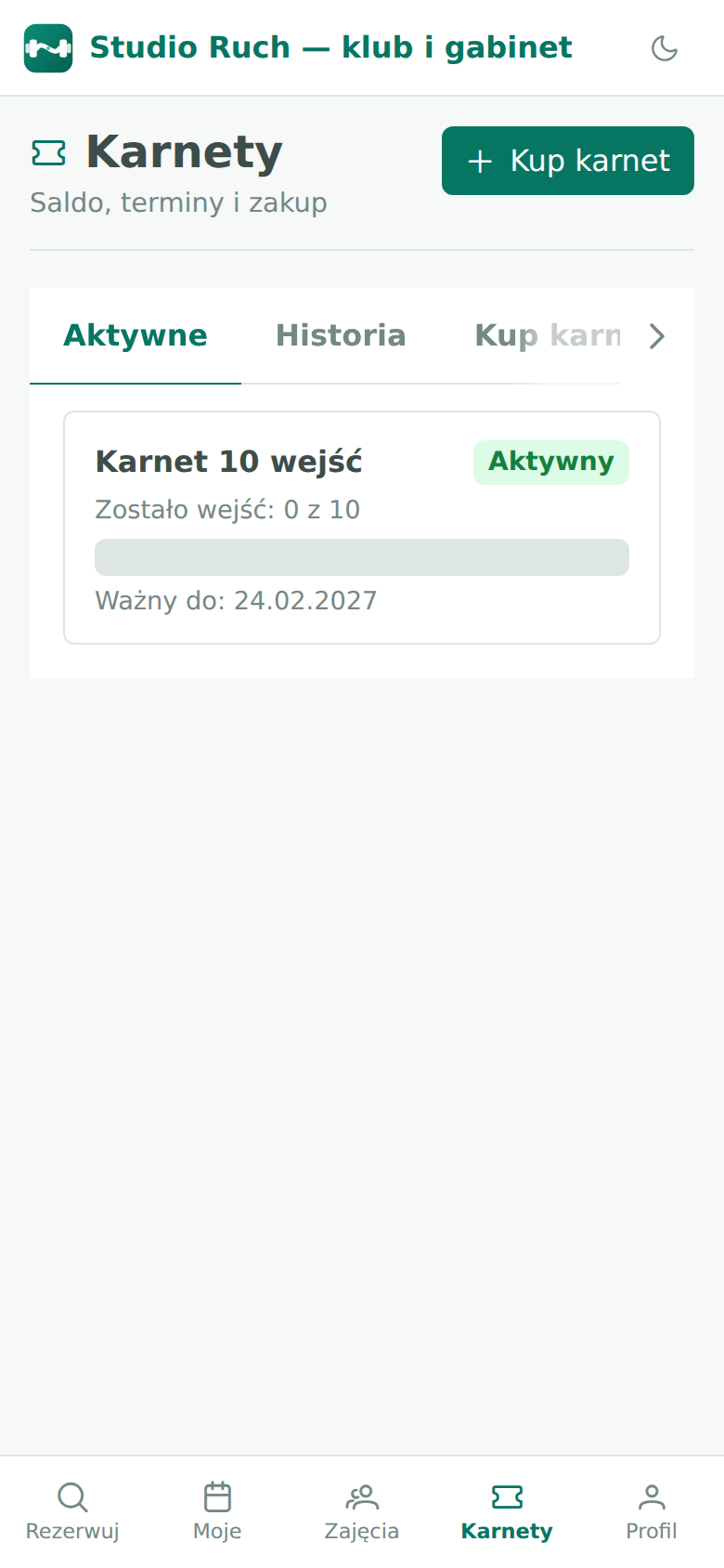 Ekran telefonu z listą karnetów klienta, paskiem wykorzystanych wejść i datą ważności.